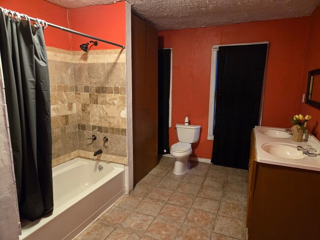 1708 Moravia St in New Castle, PA - Foto de edificio - Building Photo