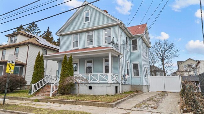 26 Woodmont Ave in Bridgeport, CT - Building Photo - Building Photo