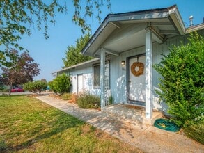 1365 SW Sun Glo Dr in Grants Pass, OR - Building Photo - Building Photo