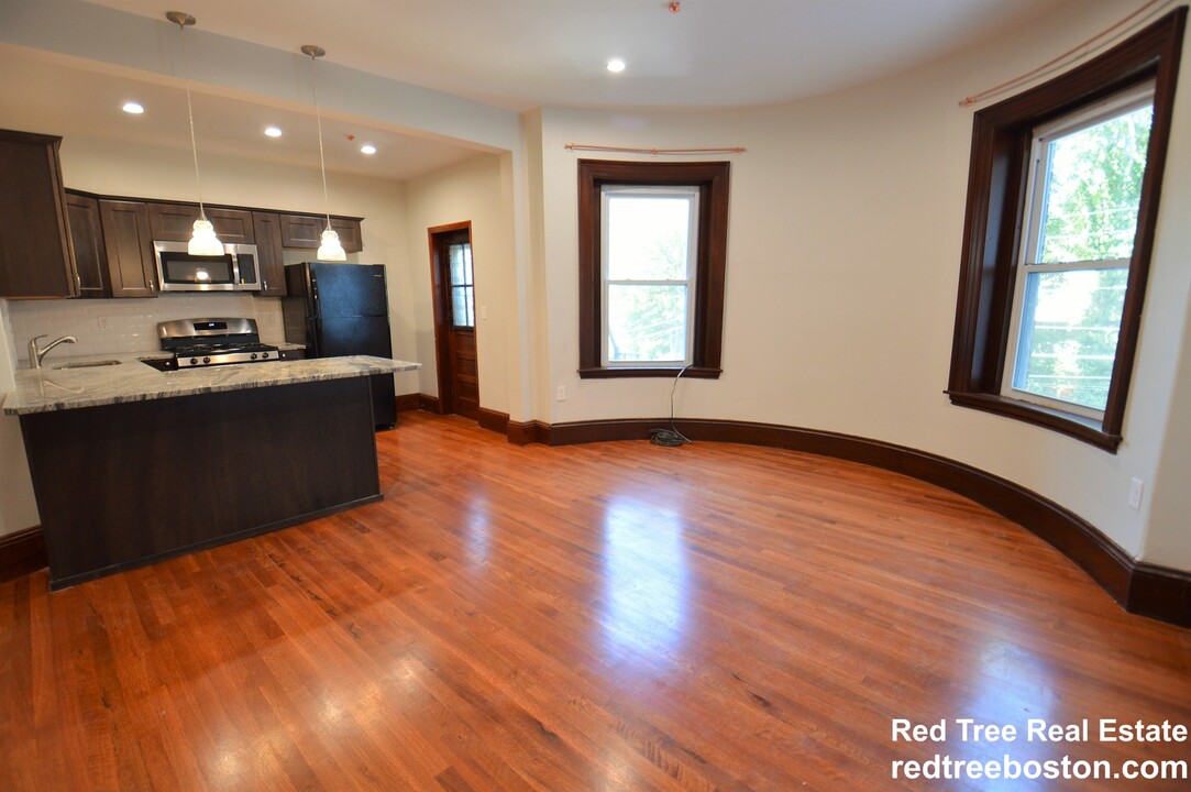 1736 Beacon St, Unit 2 in Brookline, MA - Building Photo