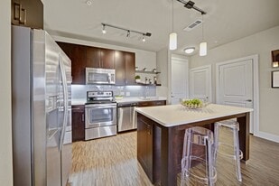 Metropolitan in Oklahoma City, OK - Building Photo