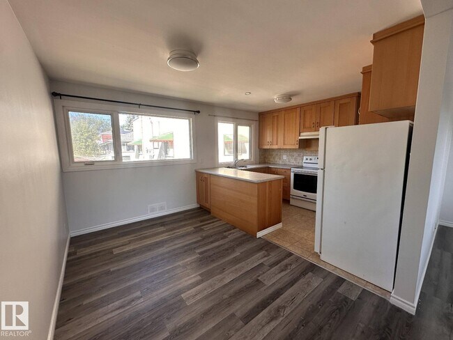 7504-7577 77 Ave NW in Edmonton, AB - Building Photo - Building Photo