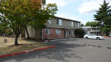 Carrington Square in Portland, OR - Foto de edificio - Building Photo