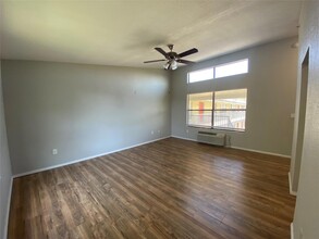 701 W Sycamore St, Unit 308 in Denton, TX - Building Photo - Building Photo