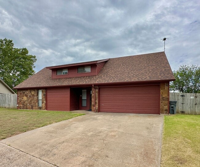 2502 NE Kingsbriar Pl in Lawton, OK - Building Photo - Building Photo