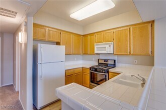 9901 Trailwood Dr in Las Vegas, NV - Building Photo - Building Photo