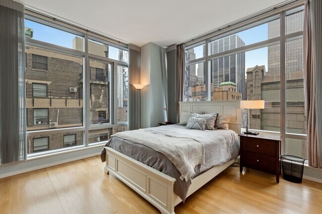 18 W 48th St, Unit 19E in New York, NY - Building Photo