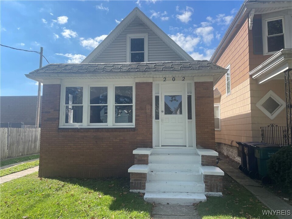 202 N Ogden St in Buffalo, NY - Building Photo