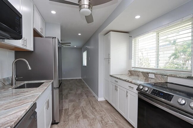 8109 Country Rd, Unit 201 in Ft. Myers, FL - Foto de edificio - Building Photo