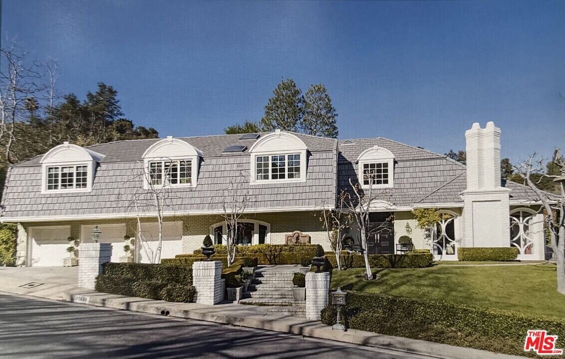 17535 Camino De Yatasto in Los Angeles, CA - Building Photo