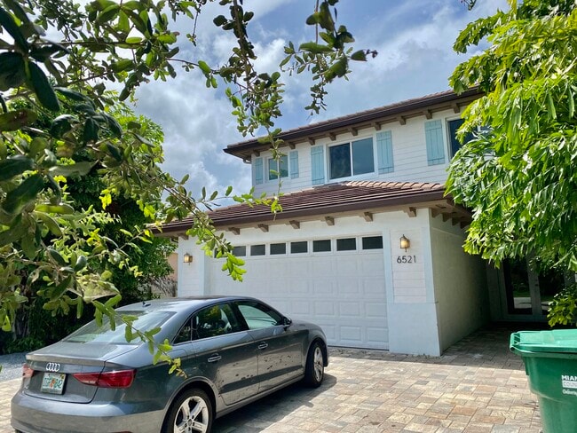 property at 6521 SW 33rd St