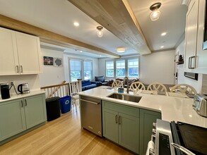95 W Walnut Park, Unit 1 in Boston, MA - Building Photo - Building Photo