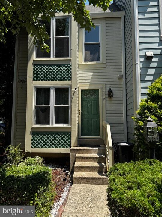 5901 St Giles Way in Alexandria, VA - Building Photo
