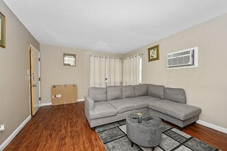 3913 E Gatewood Ln in Silverton, OH - Building Photo - Building Photo