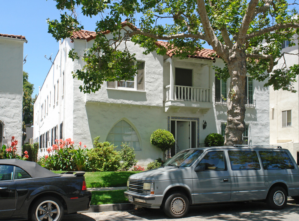 221 S Arnaz Dr in Beverly Hills, CA - Building Photo