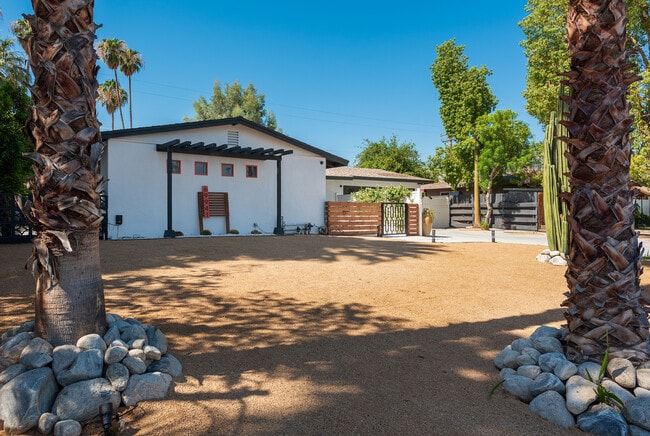69941 Sunny Ln in Cathedral City, CA - Foto de edificio - Building Photo