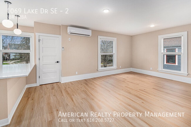 1069 Lake Dr SE in Grand Rapids, MI - Building Photo - Building Photo