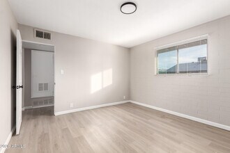 405 S Priest Dr in Tempe, AZ - Foto de edificio - Building Photo