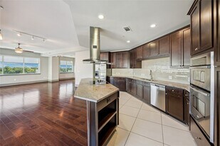 9870 Gaylord Dr in Houston, TX - Building Photo