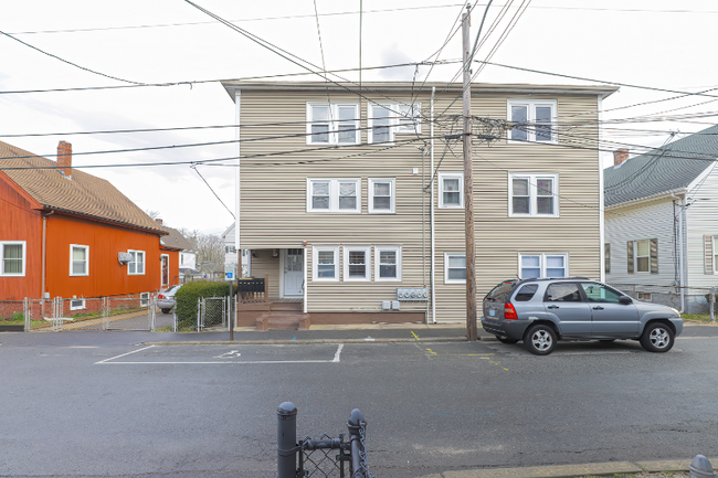 39 Bourne St in Bristol, RI - Building Photo - Building Photo