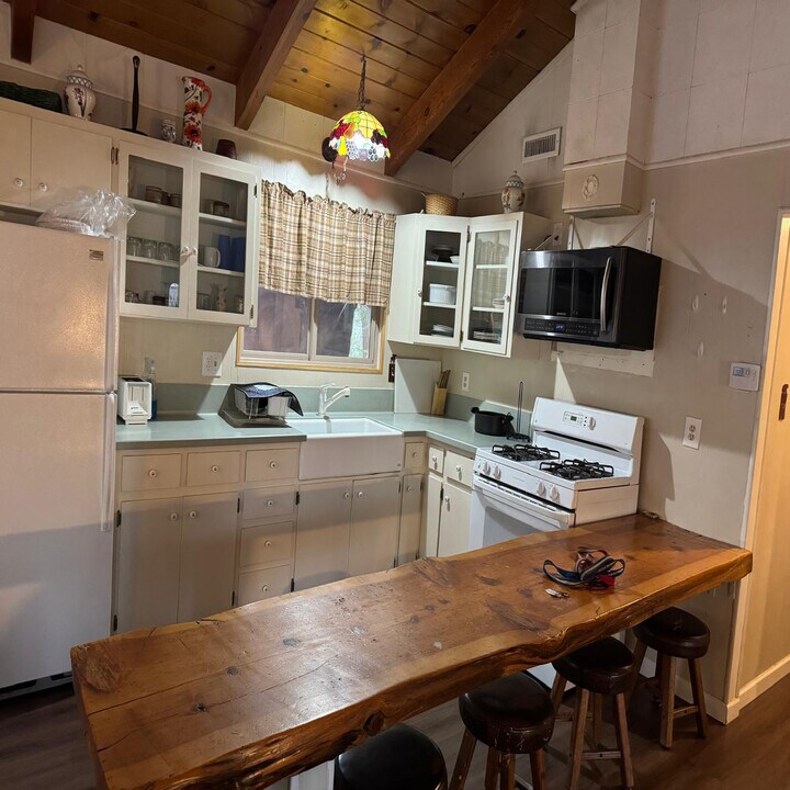 42939 Fairy Ave, Unit 1 in Big Bear Lake, CA - Foto de edificio