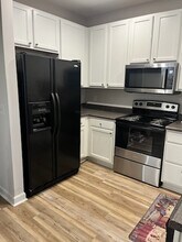 7106 W Friendly Ave, Unit Unit 301 in Greensboro, NC - Foto de edificio - Building Photo