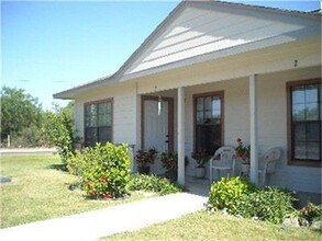 191 Portaleza Ave in Roma, TX - Building Photo - Building Photo