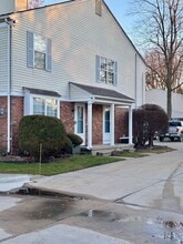 24674 Lake Meadow Dr in Harrison Township, MI - Building Photo - Building Photo