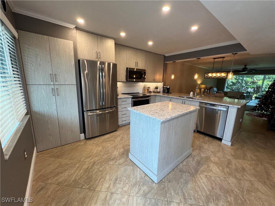 3051 Sandpiper Bay Cir in Naples, FL - Building Photo