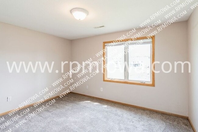 141 Christie Ln in Pleasant Hill, IA - Building Photo - Building Photo