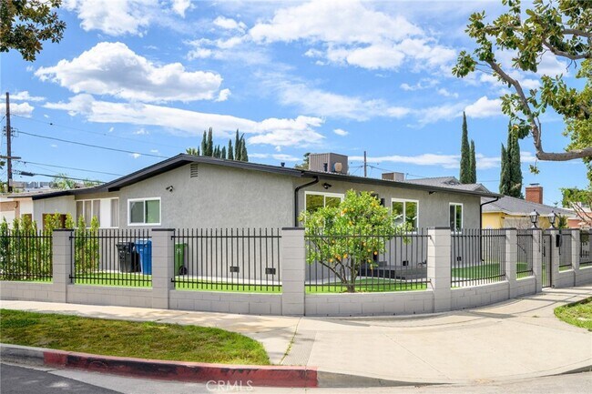 13950 Stagg St in Los Angeles, CA - Building Photo - Building Photo
