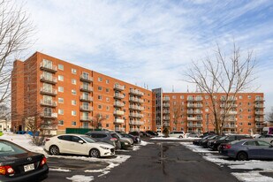 Chartwell Villa Rive-Sud rés. retraités in Longueuil, QC - Building Photo
