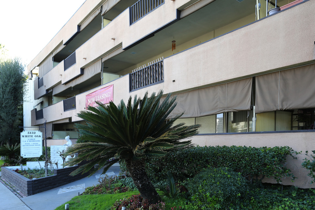 Encino Voltaire in Los Angeles, CA - Foto de edificio