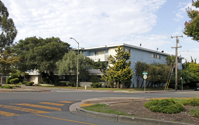 Parkway Manor Apartments in Oakland, CA - Foto de edificio - Building Photo