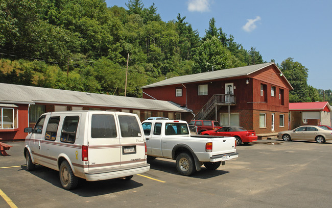 548 Ripley Rd in Spencer, WV - Foto de edificio - Building Photo