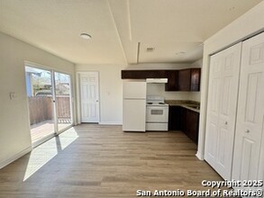1033 Rivas St in San Antonio, TX - Building Photo - Building Photo