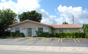 7800 NW 44th Ct in Coral Springs, FL - Building Photo - Building Photo