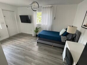1495 SW 28th Ave, Unit B in Fort Lauderdale, FL - Building Photo - Building Photo