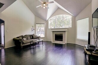 18042 Somerset Knolls Ct in Houston, TX - Building Photo - Building Photo