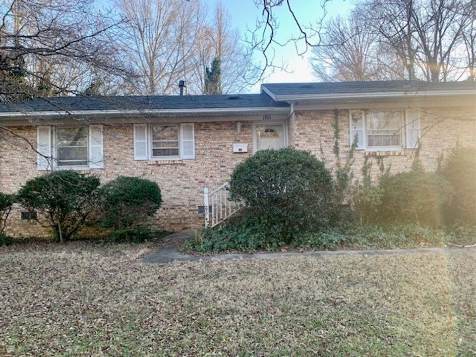 1801 W Cone Blvd in Greensboro, NC - Building Photo