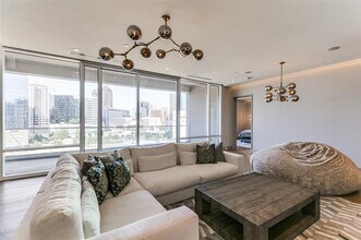 2408 Victory Park Ln in Dallas, TX - Building Photo - Building Photo