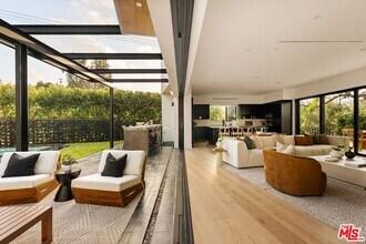 5988 W 76th St in Los Angeles, CA - Foto de edificio - Building Photo