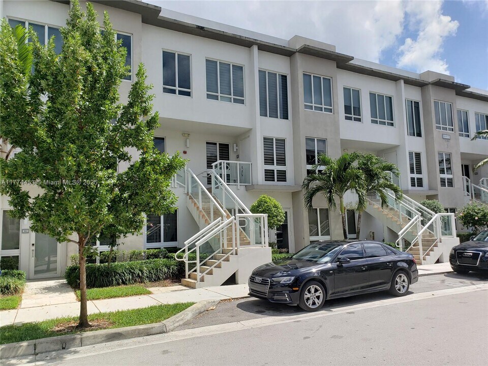 10280 NW 63rd Terrace in Doral, FL - Building Photo