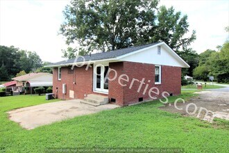 206 Sullivan St in Greenwood, SC - Building Photo - Building Photo