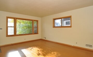 3036 S Delaware Ave, Unit Upper in Milwaukee, WI - Foto de edificio - Building Photo