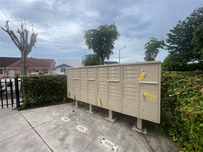 5420 W 21st Ct-Unit -412 in Hialeah, FL - Building Photo - Building Photo