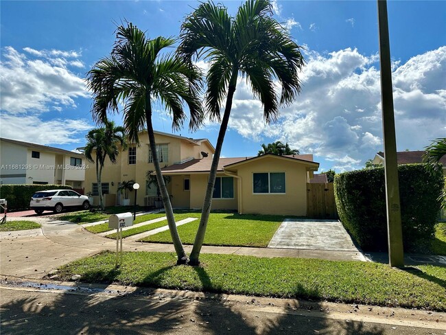 8302 SW 10th St in Miami, FL - Building Photo - Building Photo