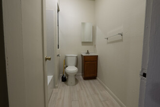 5735 Avenal Ave, Unit 205 in Oakland, CA - Building Photo - Building Photo