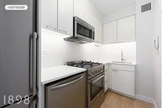 245 E 80th St in New York, NY - Building Photo - Building Photo