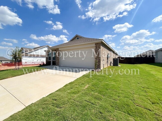 644 W Criner St in Grandview, TX - Building Photo - Building Photo